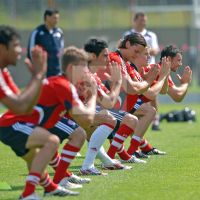 KLINSMANN_HEAD_COACH__BETENDE_YOGA___080701