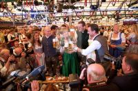 AXEL_SPRINGER_Oktoberfest_2019_-_Wiesn_Anstich_Schottenhamel_-_Oli_P_-_Carolin_Reiber_-_Kai_Pflaume_-_Florian_Silbereisen