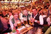 AXEL_SPRINGER_Oktoberfest_2019_-_Wiesn_Anstich_im_Schottenhamel_-_Carolin_Reiber_-_Kai_Pflaume_-_Florian_Silbereisen